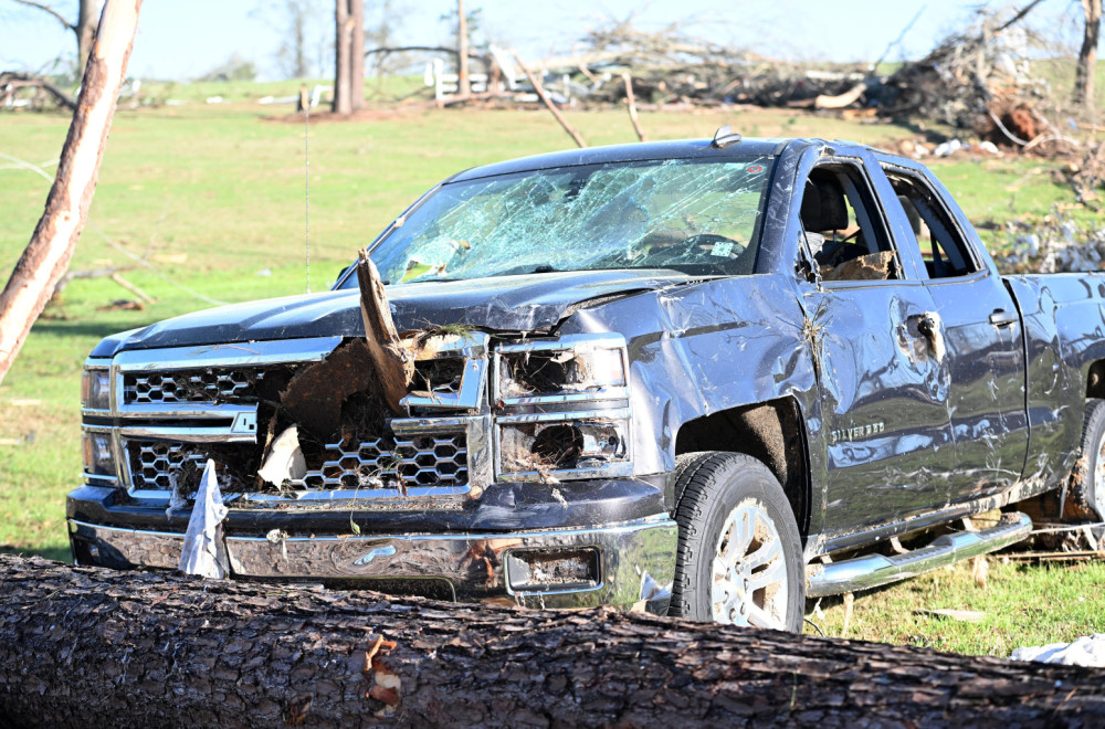 Ugroženo više od 50 miliona ljudi? Tornada nose sve pred sobom; Prevrnuta vozila, uništene zgrade FOTO/VIDEO