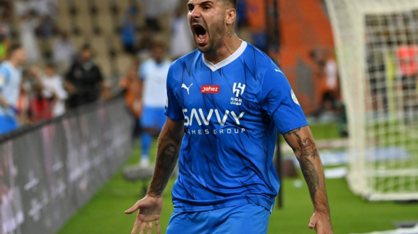 SMS pogodio, Mitrović upao u klinč VIDEO