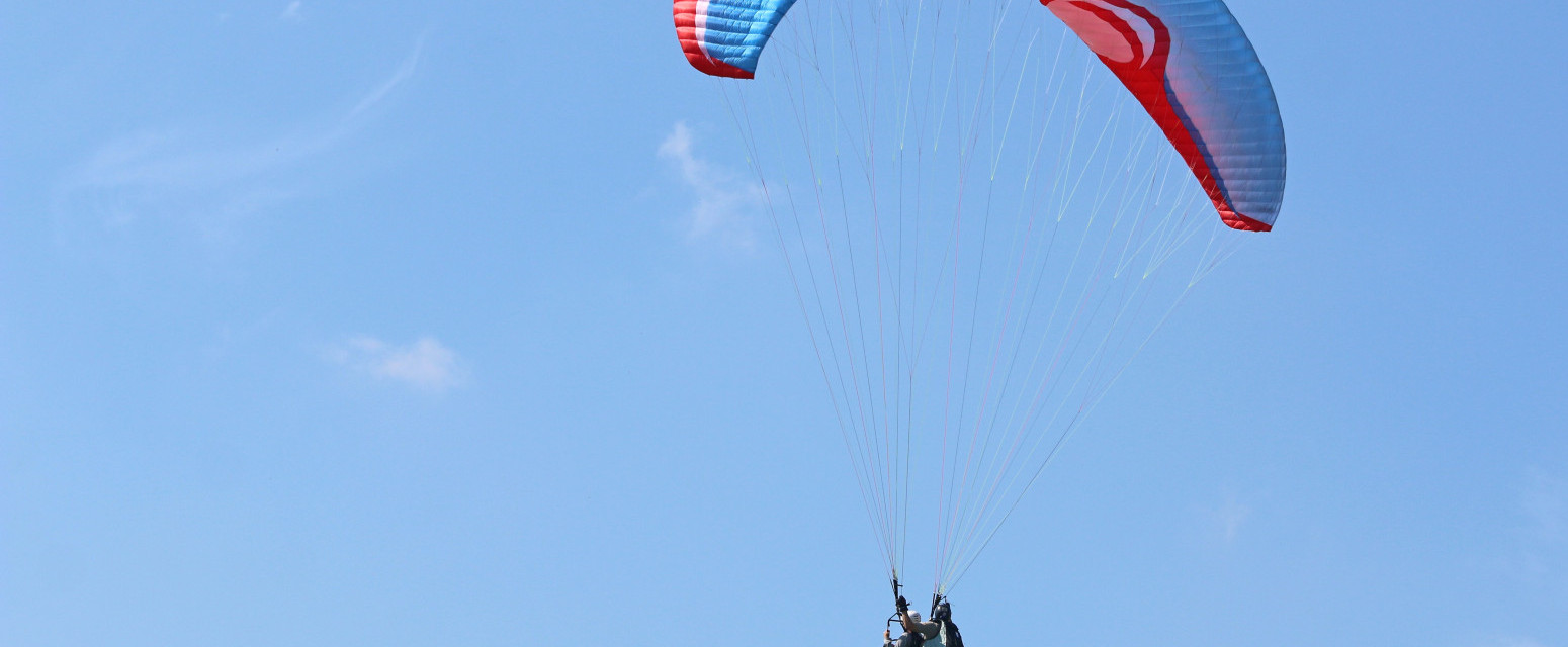 Šok prizor na Jadranu: Paraglajder iznenada sleteo na plažu punu turista VIDEO