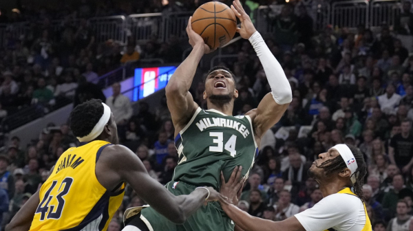 Eksplozija Adetokumba i rekord Trenta – Indijana pala u Milvokiju VIDEO