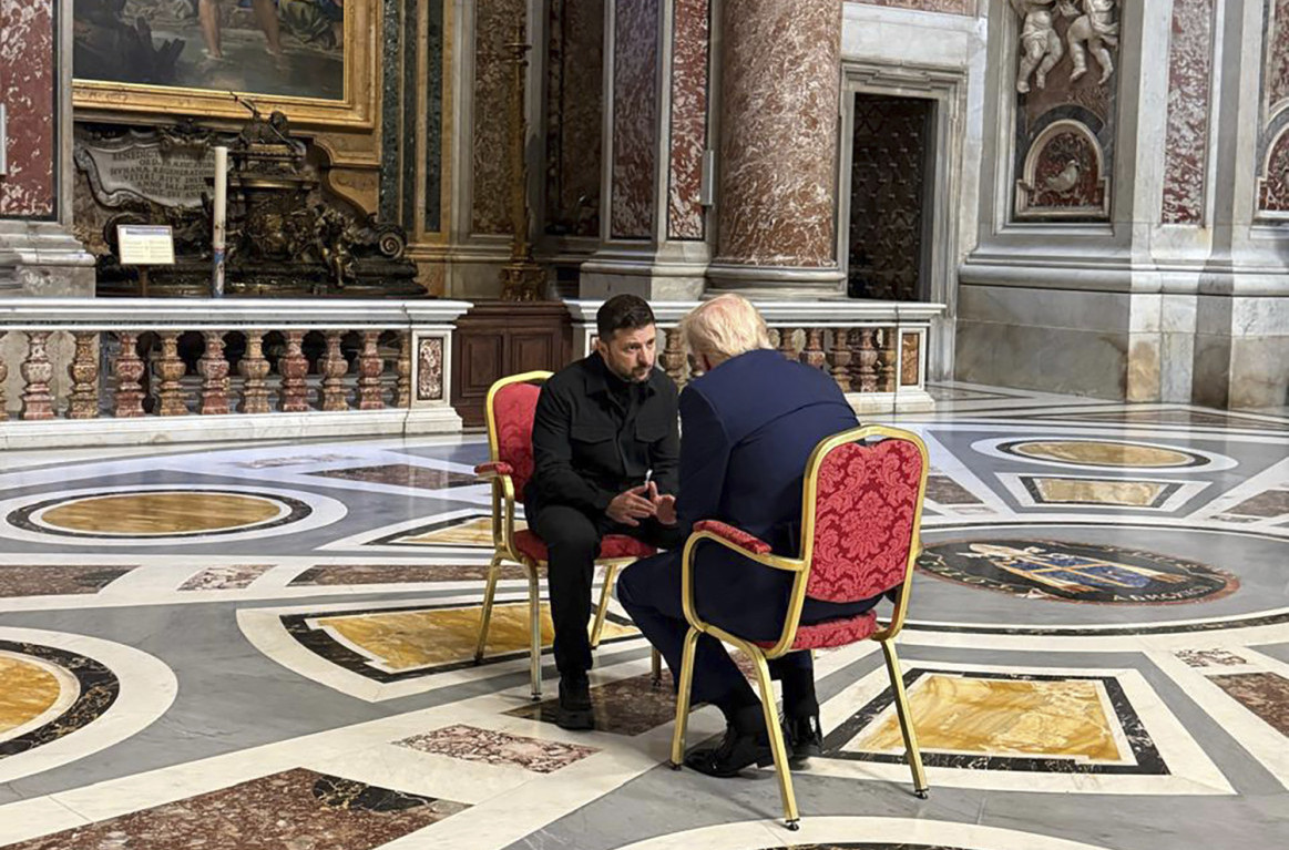 Sreli se Tramp i Zelenski: Dve stolice, oči u oči; Iscureli detalji razgovora FOTO