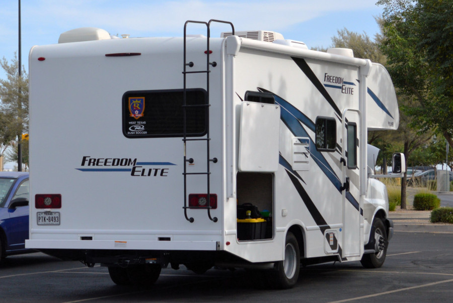 Prekipelo im: Kažnjavaće vozače čija vozila dugo stoje ispred supermarketa