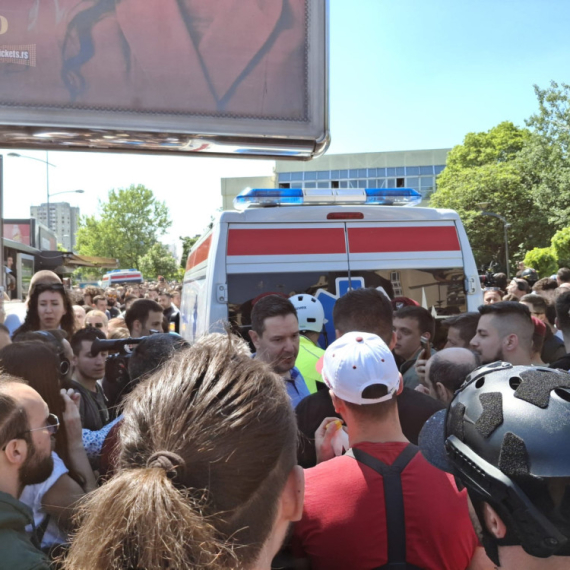 Milan Čanak komanduje na društvenim mrežama, a Miša Bačulov predvodi napad na policiju VIDEO