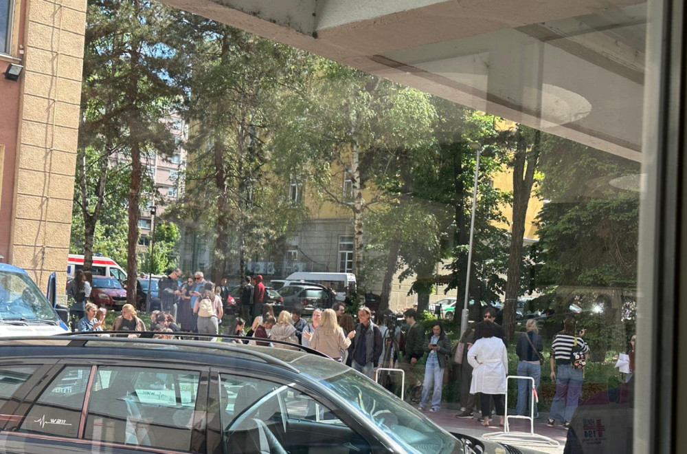 Izveden još jedan napad na institucije; Blokaderi upali u KC Niš; Ne daju ljudima da ih leče FOTO/VIDEO