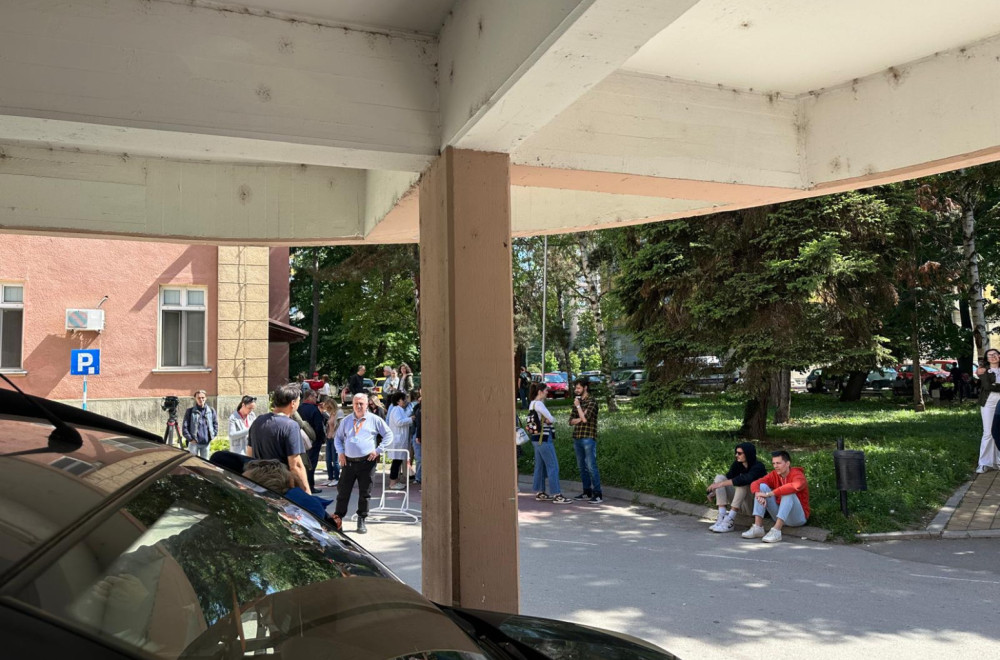 Izveden još jedan napad na institucije; Blokaderi upali u KC Niš; Ne daju ljudima da ih leče FOTO/VIDEO