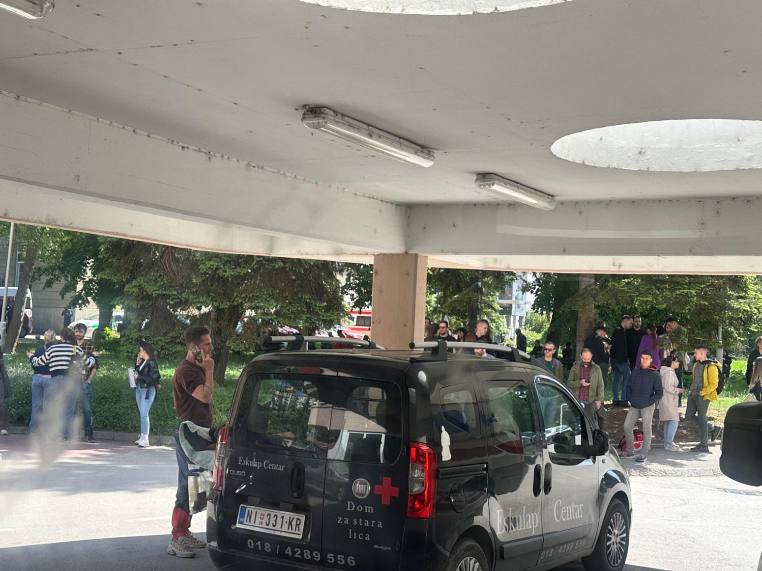 Izveden još jedan napad na institucije; Blokaderi upali u KC Niš; Ne daju ljudima da ih leče FOTO/VIDEO