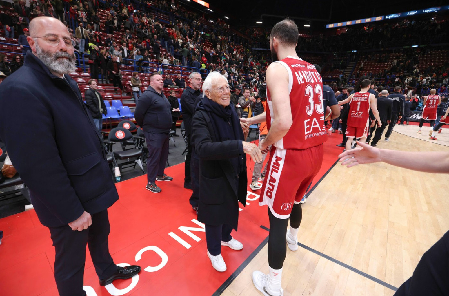 Armani uložio 226 miliona