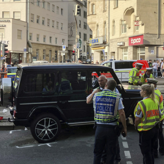 Haos u Štutgartu: Automobilom uleteo u grupu ljudi; Ima poginulih FOTO