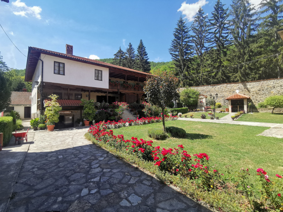 Ovaj manastir jedan je od najlepših u Srbiji: Svetinja iz 13. veka nalazi se na posebnom mestu FOTO