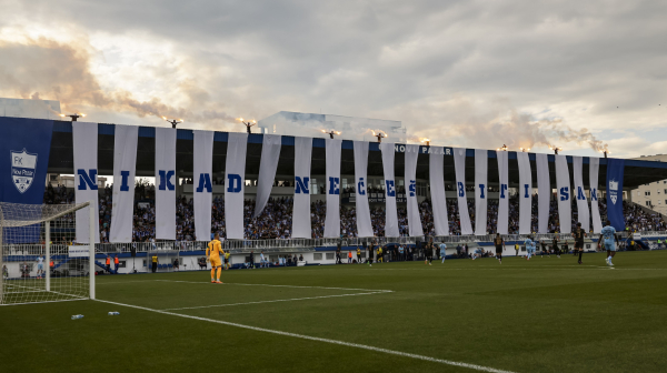 Zagreva se atmosfera: Navijači Novog Pazara čekali igrače i navijače Zvezde FOTO