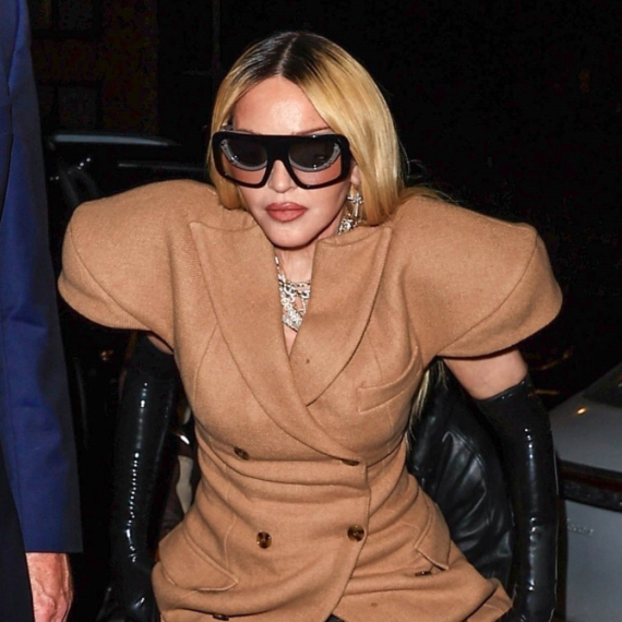 Dok ona uživa u zagrljaju 37 godina mlađeg dečka, svi gledaju u njen vatreni dekolte FOTO