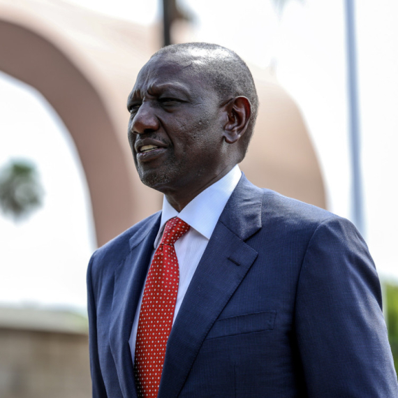 Napadnut predsednik Kenije na javnom skupu: Pogođen u glavu cipelom? VIDEO