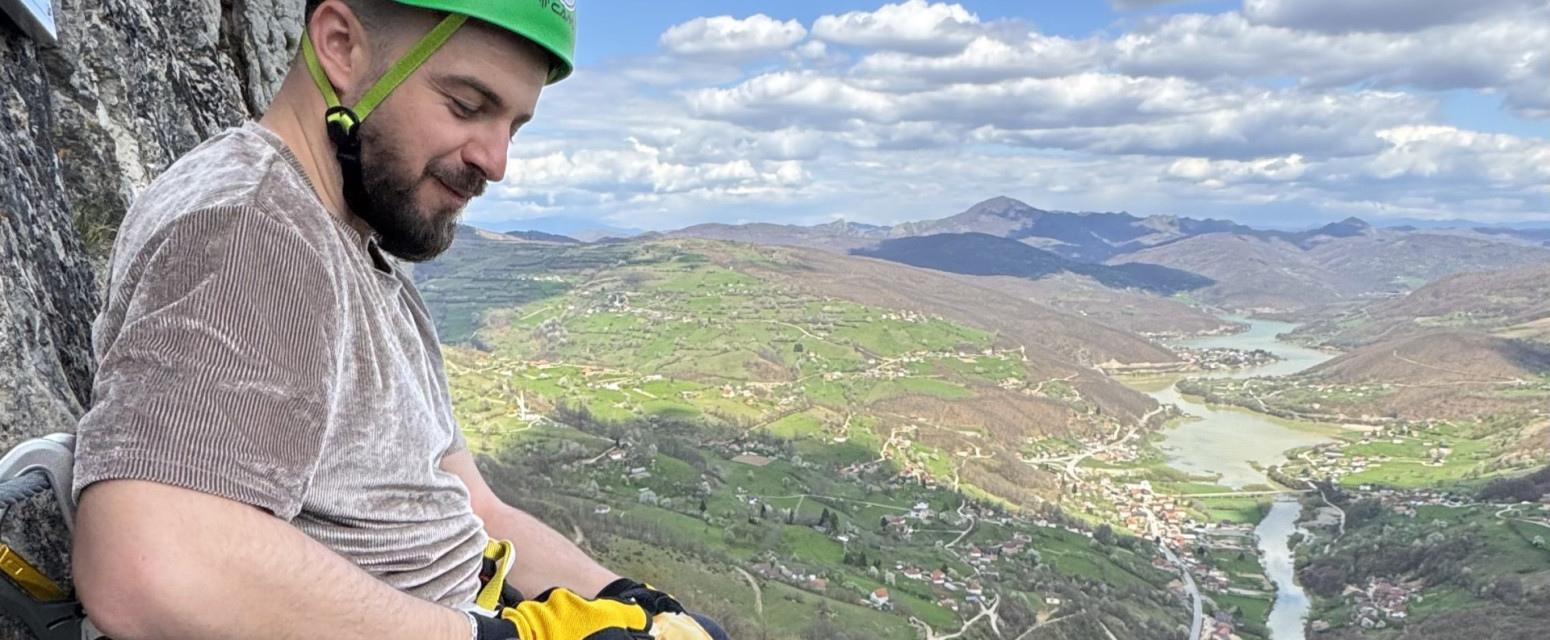 Planinar jeo burek na najopasnijem mestu u Srbiji: Nestvarna slika na stenama FOTO