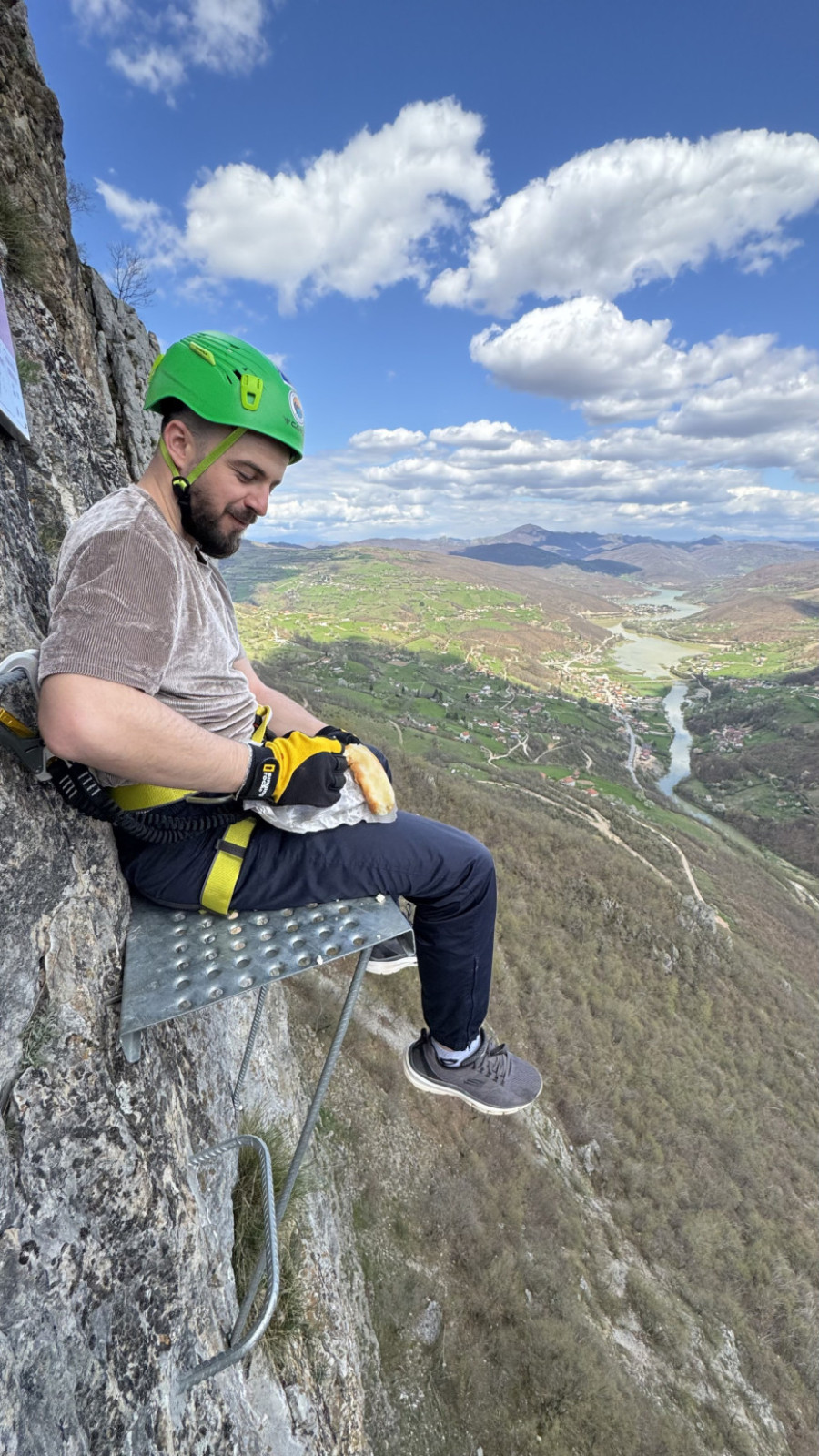 Planinar jeo burek na najopasnijem mestu u Srbiji: Nestvarna slika na stenama FOTO