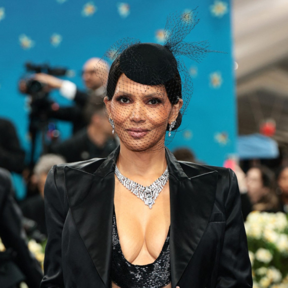 Intimna zona na izvol'te: Hale Beri prošetala bez gaćica i sve šokirala FOTO/VIDEO