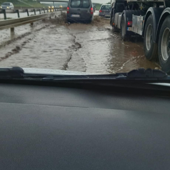 Nevreme paralisalo saobraćaj; Haos na auto–putu, voda preplavila kolovoz FOTO/VIDEO