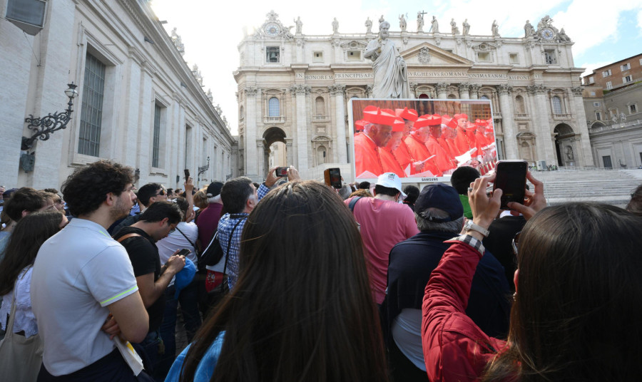 Dok je svet čekao dim, pojavio se on FOTO