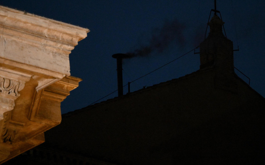 Dok je svet čekao dim, pojavio se on FOTO