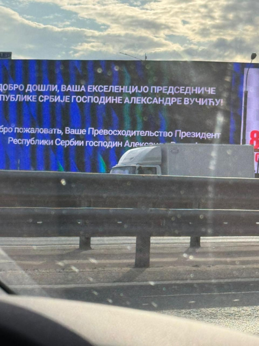Poseban doček: Vučića u Moskvi dočekao bilbord dobrodošlice FOTO