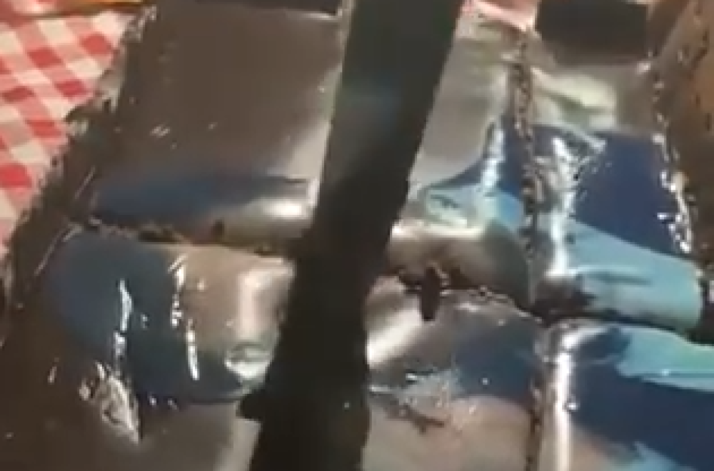 Ovi bi da kolju; Sekli tortu sa likom Vučića, pa nož zaboli posred lica: "Ovim smo sve rekli" VIDEO