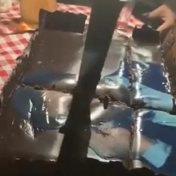 Ovi bi da kolju; Sekli tortu sa likom Vučića, pa nož zaboli posred lica: "Ovim smo sve rekli" VIDEO