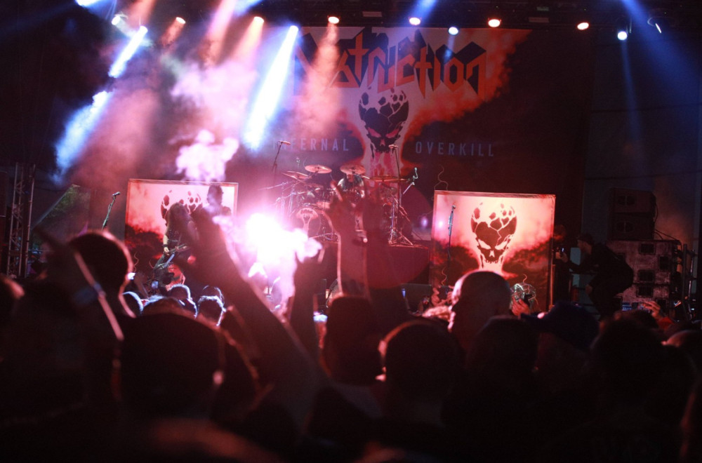 "Snagom muzike i det metala..."; Bend venčao dvoje na koncertu: "Prvi put sam sveštenik" VIDEO