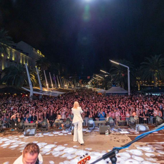 Jelena Rozga sva u belom zablistala u rodnom Splitu: Istorijski koncert pred 70.000 ljudi