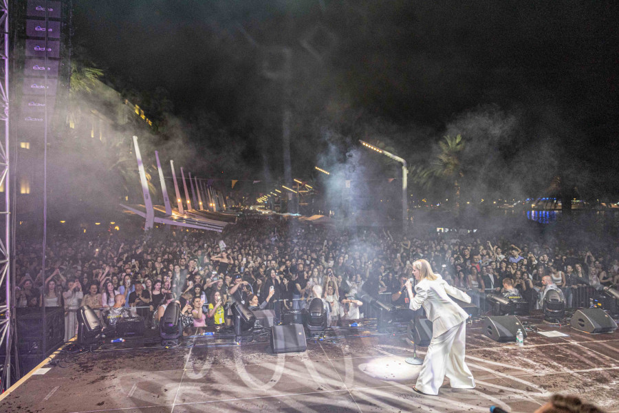 Jelena Rozga sva u belom zablistala u rodnom Splitu: Istorijski koncert pred 70.000 ljudi