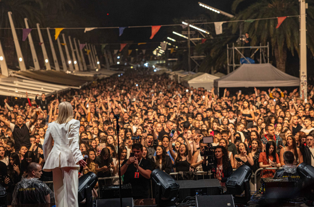 Jelena Rozga sva u belom zablistala u rodnom Splitu: Istorijski koncert pred 70.000 ljudi