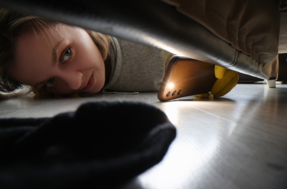 Manekenka legla na krevet pa osetila jeziv smrad: "Mislila sam da se moj život završio" VIDEO