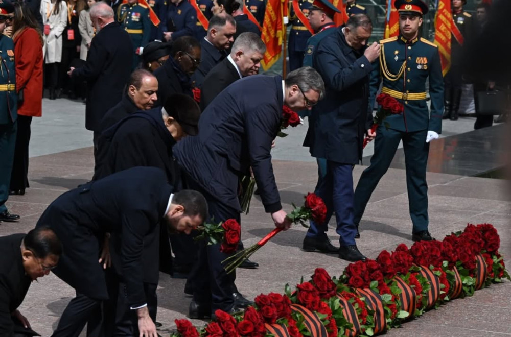 Svetski lideri u Aleksandrovskoj bašti: Vučić sa Ficom položio cveće na Grob neznanog junaka VIDEO