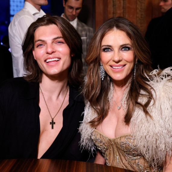 Skandalozna fotografija sina Elizabet Harli sa očuhom: "Izgledate kao ljubavnici" FOTO