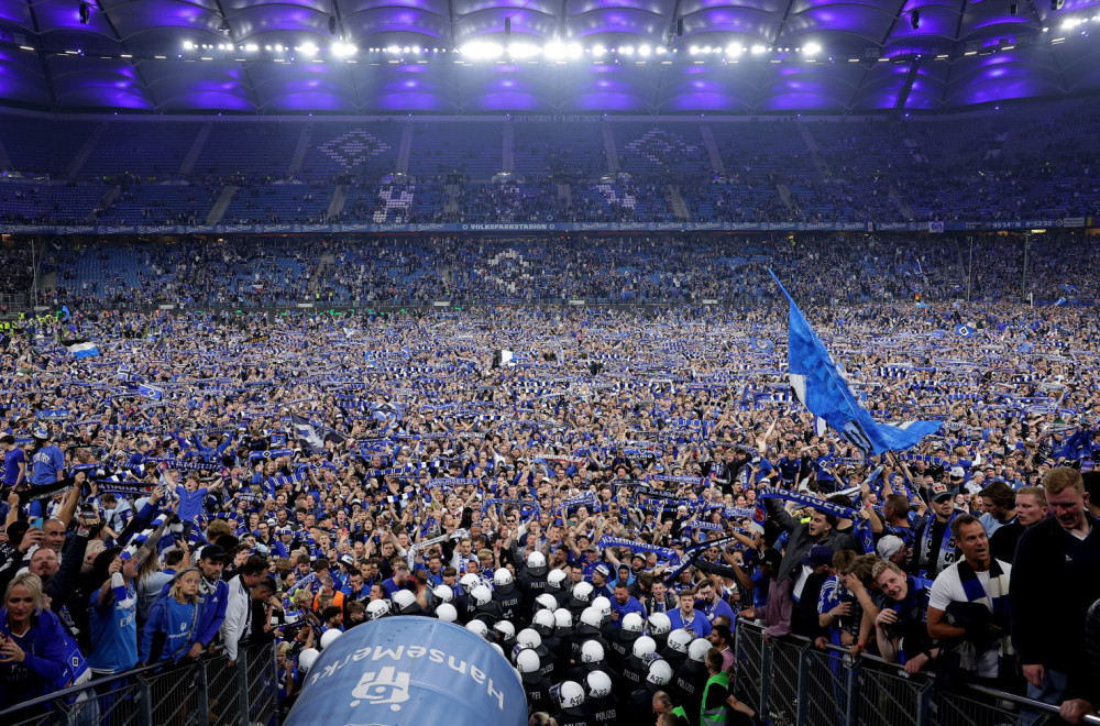 Od silne ljubavi prema klubu uništili teren, desetine povređeno VIDEO