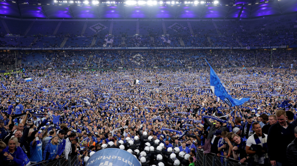 Od silne ljubavi prema klubu uništili teren, desetine povređeno VIDEO