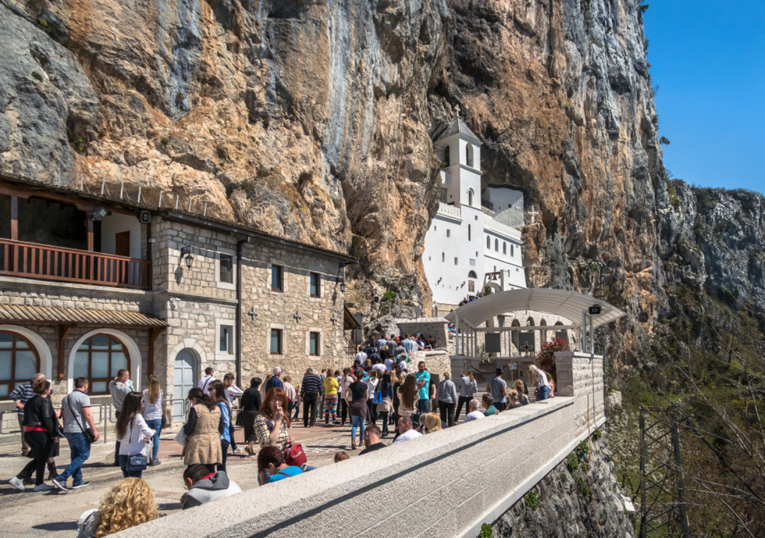 Crnogorci krenuli na Ostrog; Manastir je ugrožen?
