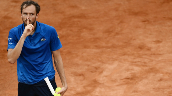 Šou u Rimu – Medvedev u klinču sa navijačima, duel prekinut na meč lopti! VIDEO