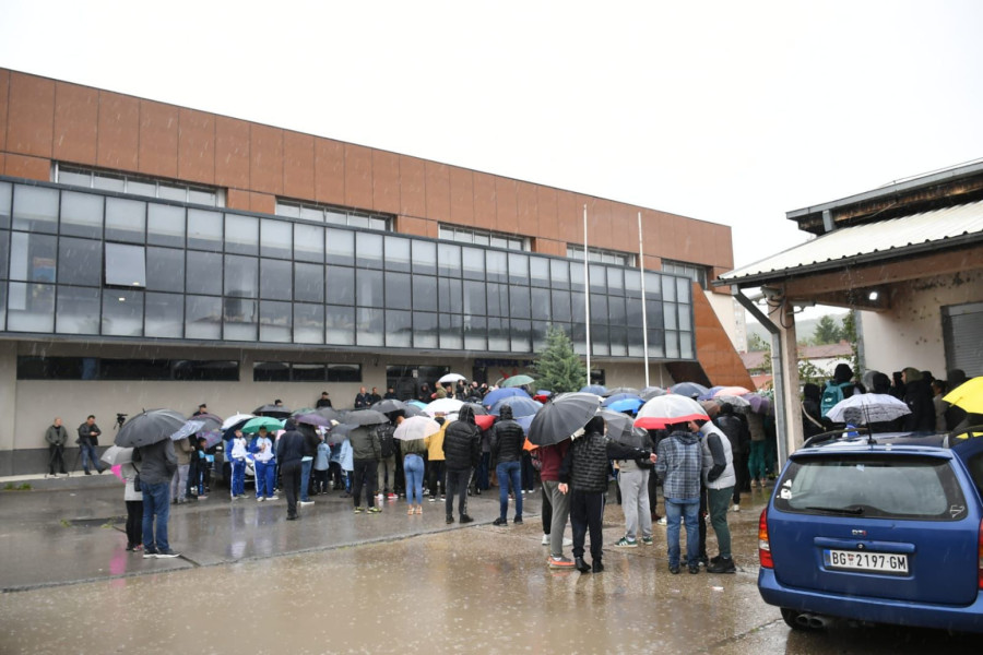 Roditelji sa decom na protestu ispred Sportske hale u Severnoj Mitrovici FOTO