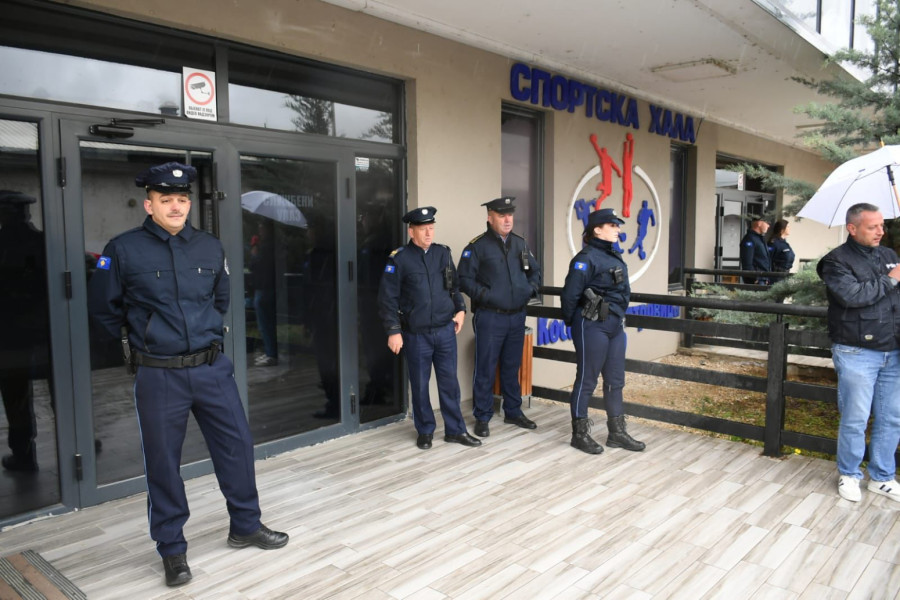 Roditelji sa decom na protestu ispred Sportske hale u Severnoj Mitrovici FOTO