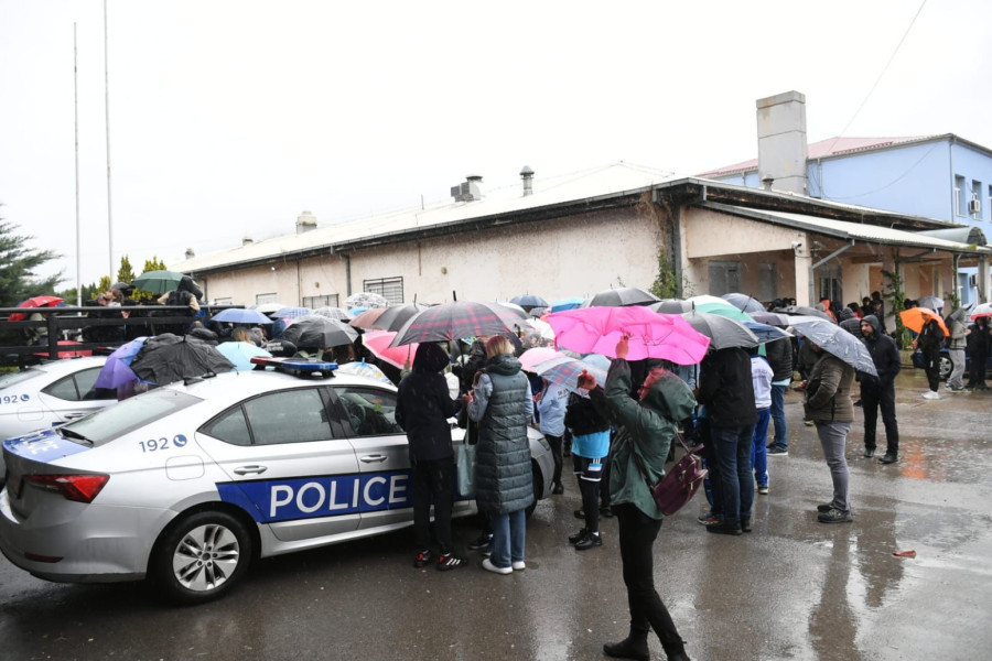 Roditelji sa decom na protestu ispred Sportske hale u Severnoj Mitrovici FOTO
