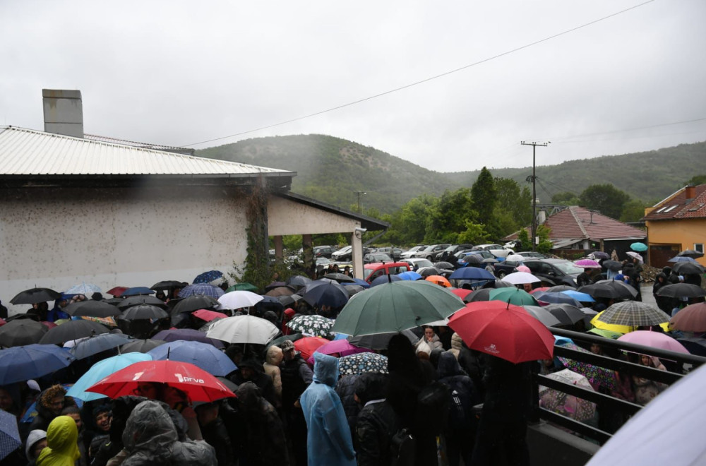 Roditelji sa decom na protestu ispred Sportske hale u Severnoj Mitrovici FOTO