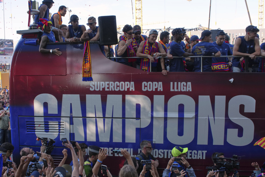 Drama na šampionskoj proslavi: Defanzivac Barselone pao sa autobusa! VIDEO