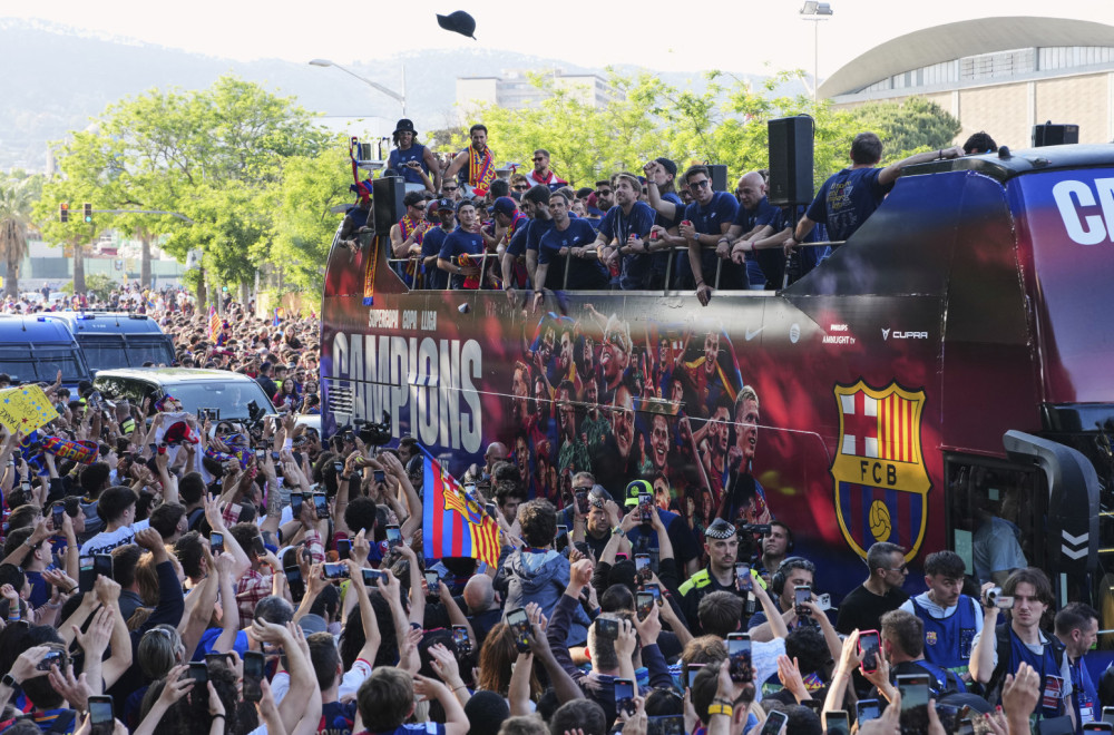 Drama na šampionskoj proslavi: Defanzivac Barselone pao sa autobusa! VIDEO