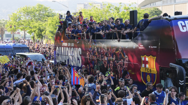 Drama na šampionskoj proslavi: Defanzivac Barselone pao sa autobusa! VIDEO