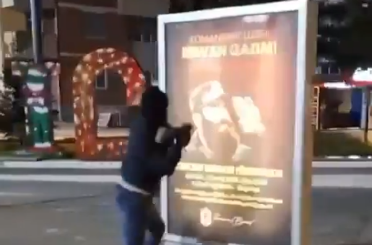 U centru Bujanovca okačena reklama za koncert koji veliča vođu tzv. OVPMB VIDEO