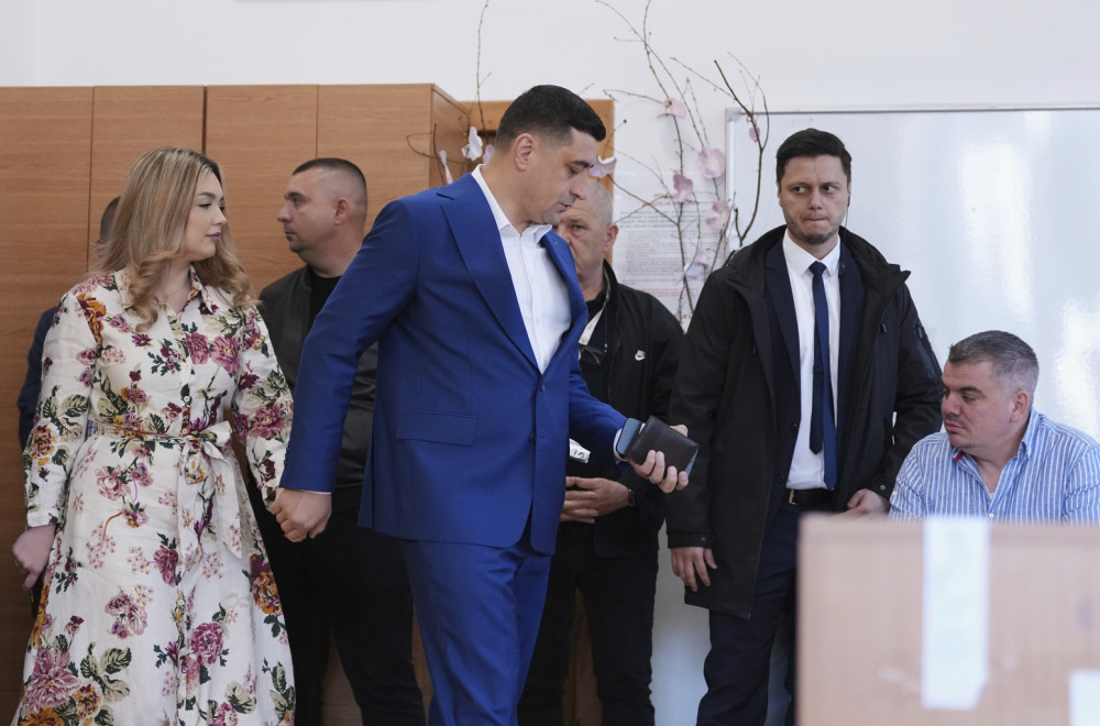 Izbori u Rumuniji: Otvorena birališta; Policija udaljila predsedničkog kandidata sa biračkog mesta VIDEO