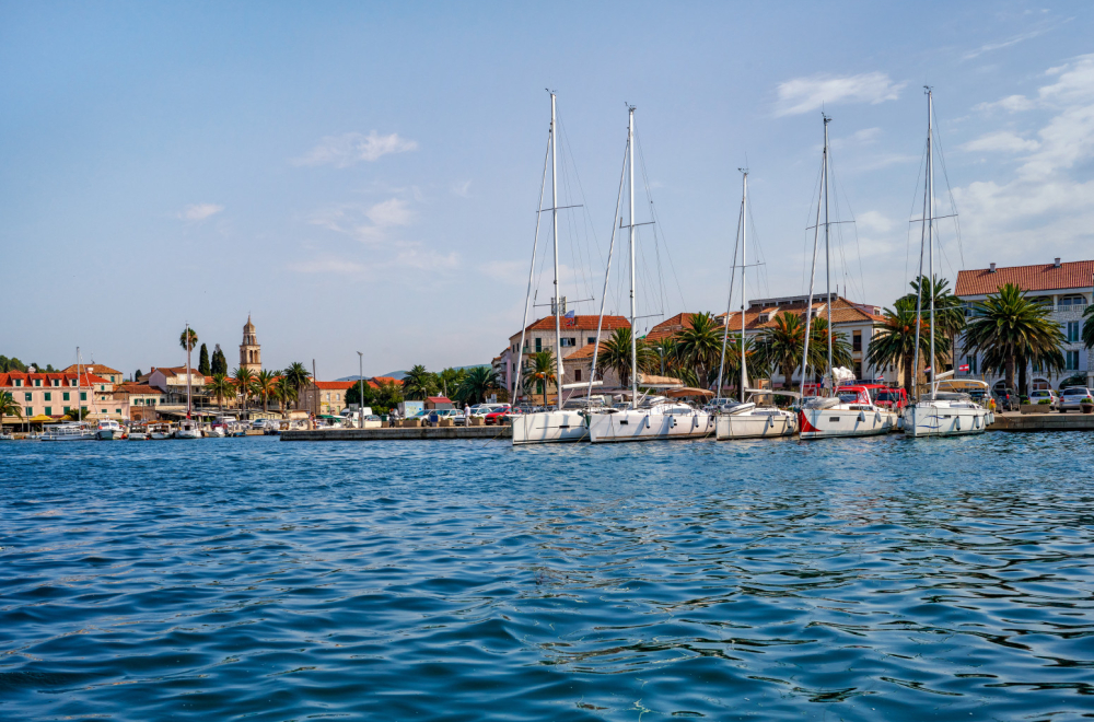 Korčula koju turisti ne vide: Tragom Olivera Dragojevića kroz Velu Luku
