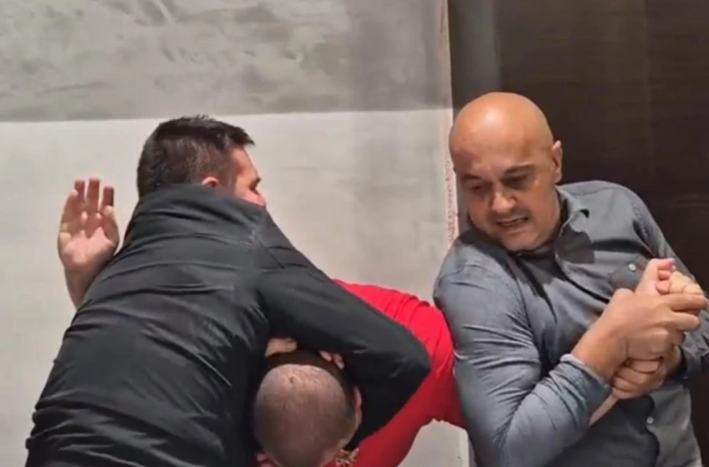 Blokaderi foteljaši nastavljaju sa brutalnim nasiljem – dinstali Vučićevu glavu, davili i tukli ljude... VIDEO