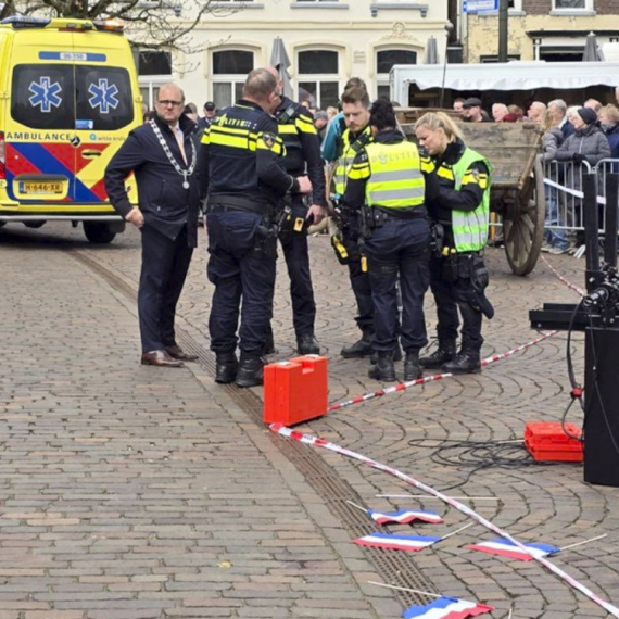 Incident s nožem; Ima povređenih; Dignut helikopter; Poslato šest vozila Hitne