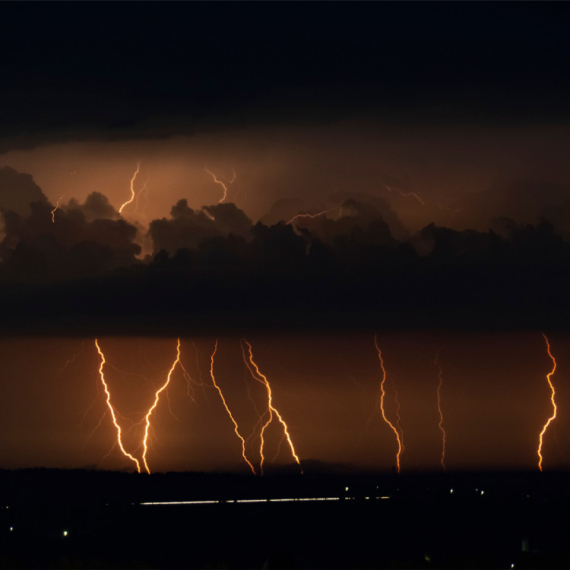 Jako nevreme u komšiluku – kreće ka Srbiji: Snažni pljuskovi sa grmljavinom; Pucaju gromovi VIDEO