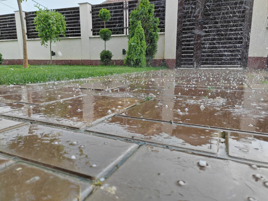 Nevreme tutnji Srbijom: Sručio se jak grad; RHMZ hitno upozorio FOTO/VIDEO